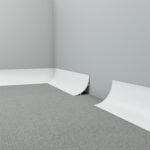 Guardapolvo retorno sanitario, se instala como terminación adosado al muro, generando una curva que elimina el vértice. Se utiliza normalmente en recintos sanitarios bajo el piso vinílico.